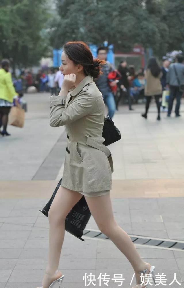 【衣裙】路人街拍,姑娘气质靓丽,穿浅灰色的风衣裙,修身又迷人