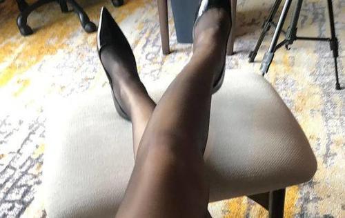 时尚精美的细脚高跟鞋，顺畅的线条勾勒出迷人的小脚，特别有气质