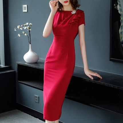 可以作为晚礼服穿的连衣裙,高贵与优雅同在,背影都令人陶醉不已