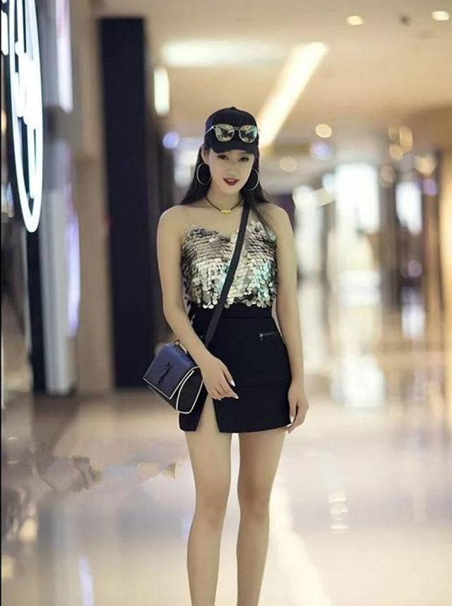  看起来■路人街拍,美女黑色的背心搭配柔美的白色裙子,亲和力十足