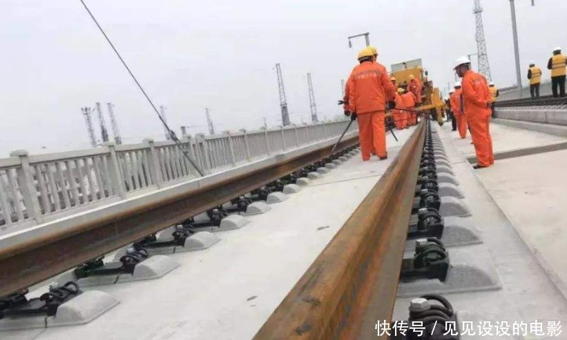 为什么火车轨道下要铺满了碎石头，而高铁轨道却不用呢涨知识了