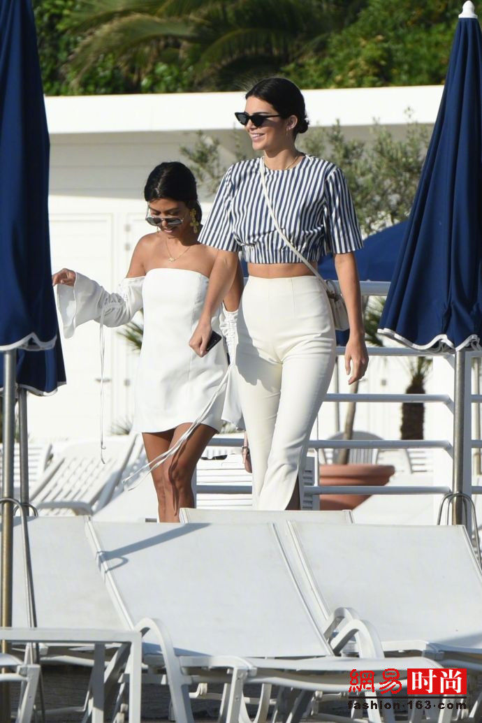 肯豆与姐姐出街 大长腿竟然到她姐姐胸部