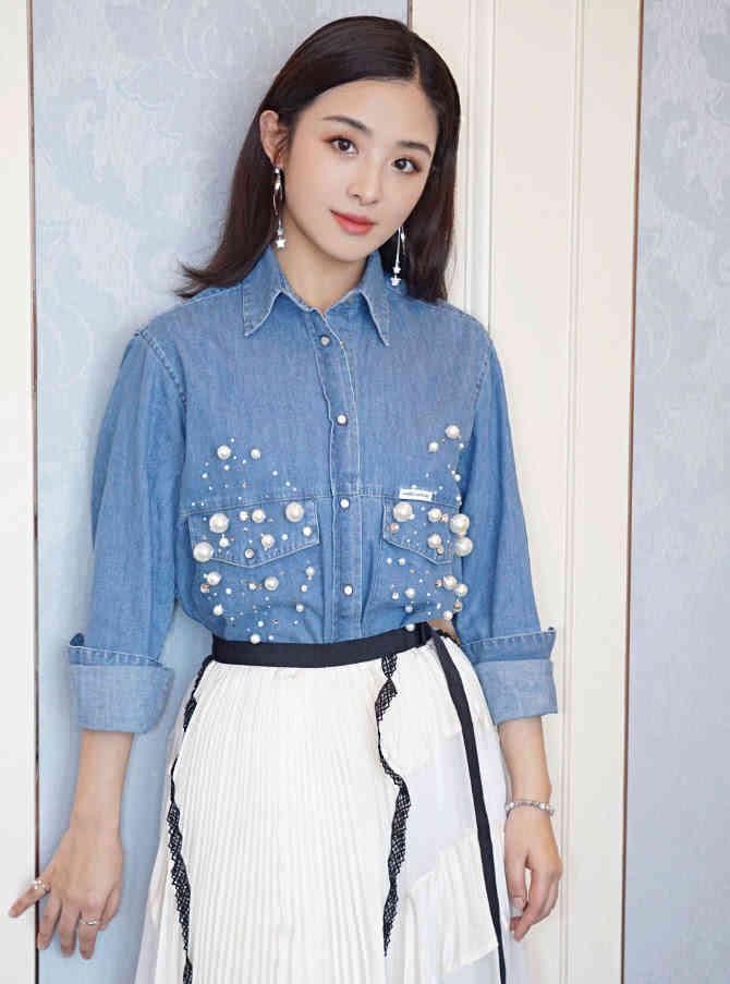 张含韵亮相机场，最大的亮点不是她的腿，而是她的“相机”!