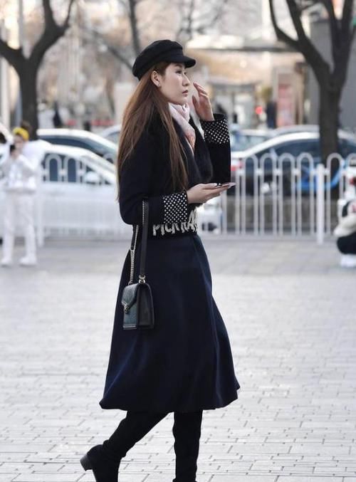  「美女」街拍：笑容甜美的美女，一件皮草上衣配黑色短裤，时尚唯美气质