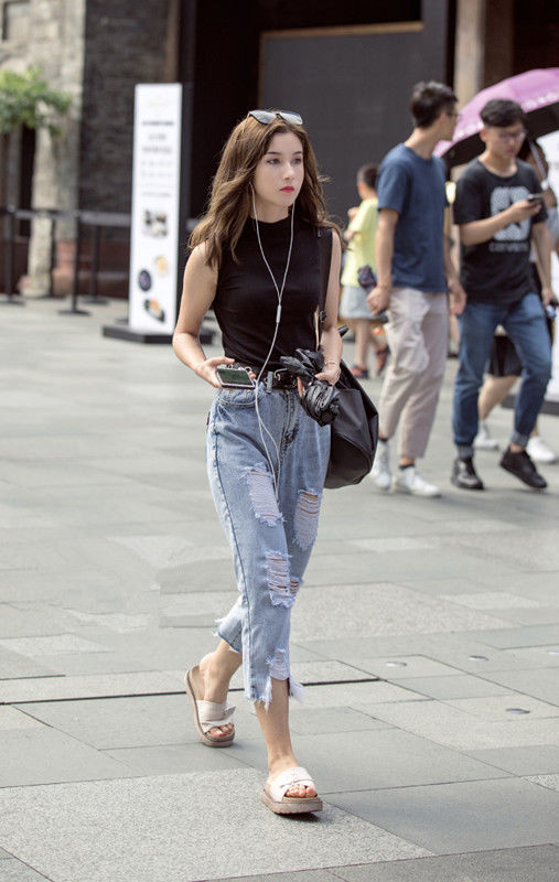 街拍路人,打扮时尚前卫的路人,总是能轻松成为众人的焦点