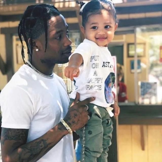  「很爽」做Travis Scott和Kylie的女儿是什么体验？Stormi:谢邀，很爽