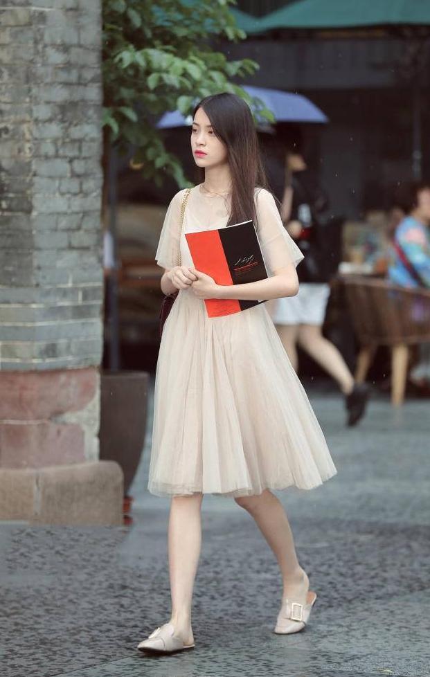 穿蕾丝吊带裙的女孩，半透明的设计，不经意的性感最有杀伤力