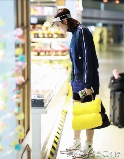 景甜街拍越来越看不懂了！运动服加羽绒包，以前的标配是爱马仕！