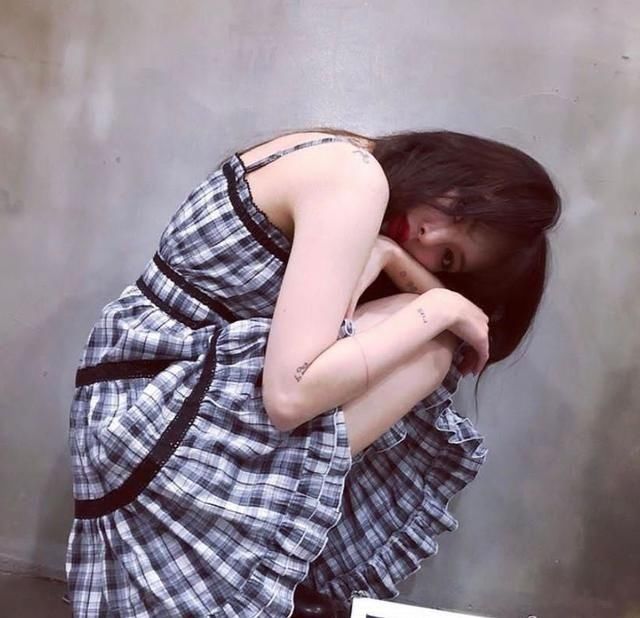 『显身材』路人街拍,美女精致时尚,穿灰色的吊带连衣裙,充满御姐范