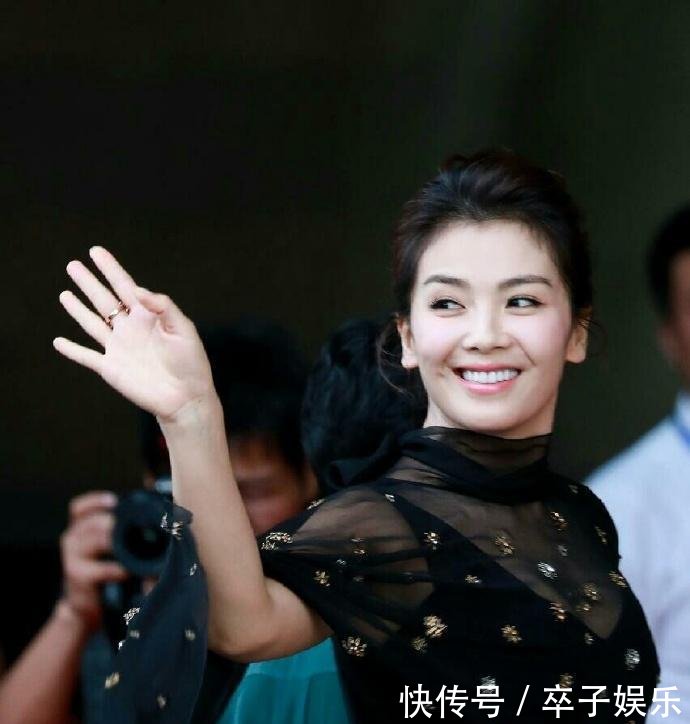40岁刘涛真疯狂, 这么紧的黑裙也要硬穿, 一走路时就尴尬了!