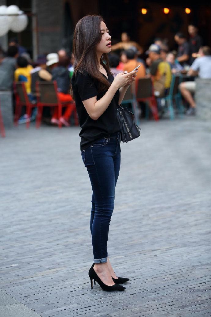 路人街拍:优雅自信的紧身装美女, 小姐姐“大象腿”也不会显得沉
