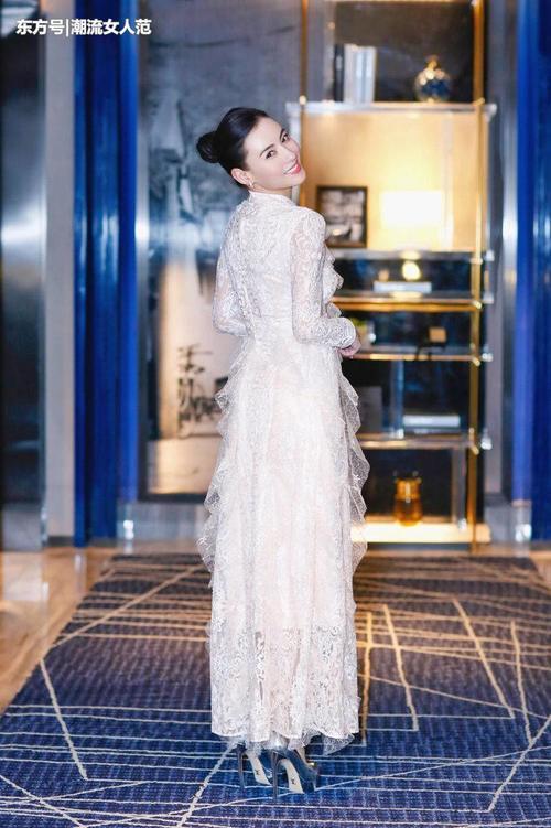 张柏芝真敢穿,一条薄纱镂空长裙惹争议,网友:身材太迷人了
