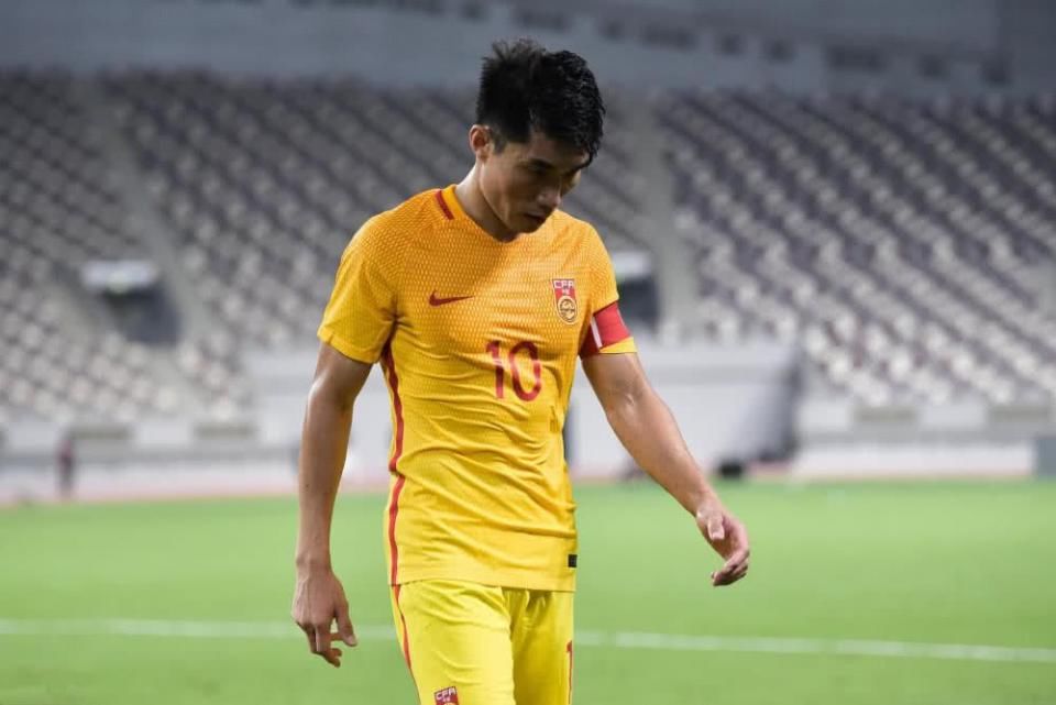 疯传亚运总结大会国足代表当众睡觉，资深足记辟谣:这是假新闻!