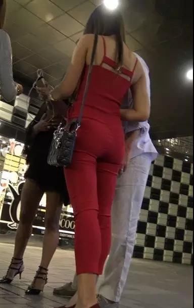 街拍：身体丰满穿连体红裤的美女