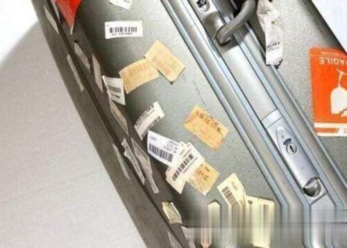 为什么乘客下了飞机，不撕下行李箱上的“标签”呢？真的是懒吗？