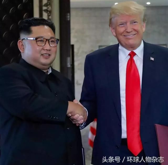 豹纹眼镜、镂空草帽、纯白T……金正恩这时尚look，甩你十几条街