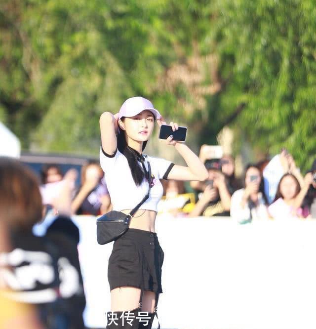 周洁琼性感撩人,可看到她的裤子时,尴尬症都犯了!