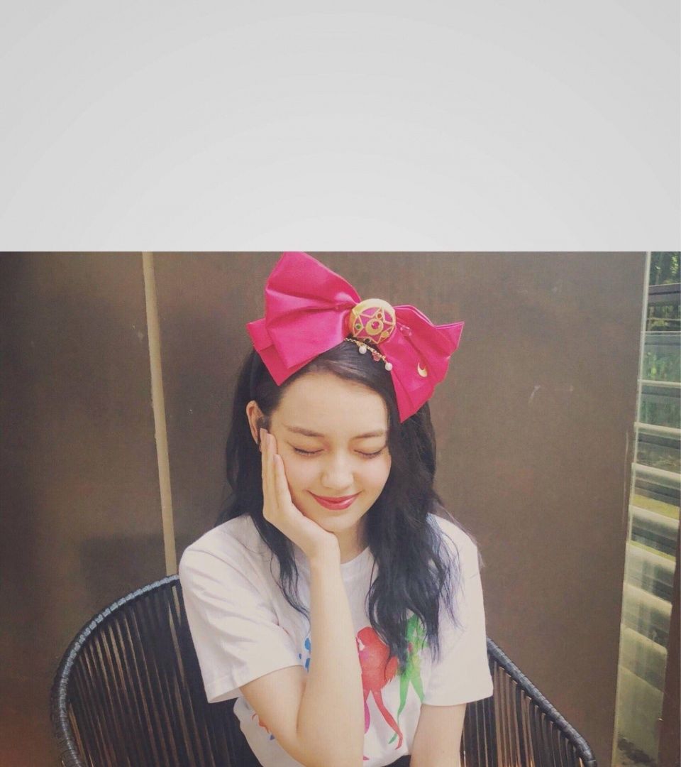 李诗颖这大红蝴蝶结单看挺土，咋人家一整就这么美呢