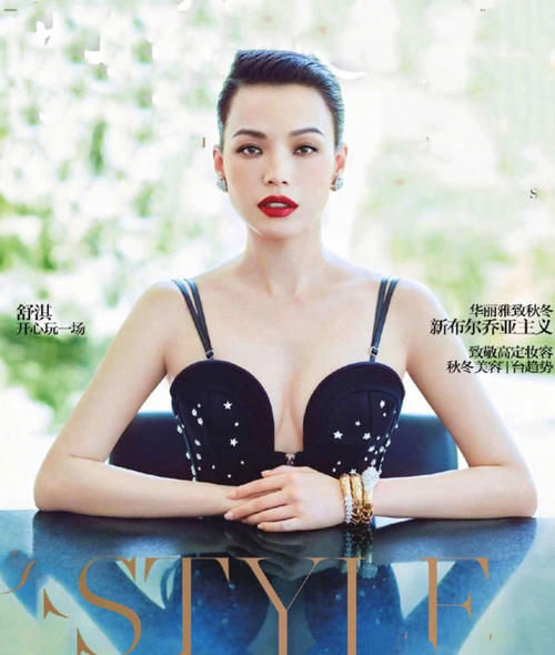  舒淇@舒淇疯了吧？挑战油背头，身穿吊带裙，气场很强一般人学不来