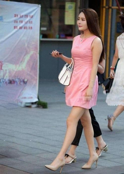 『女人味』街拍:小姐姐粉红色的衣服可爱减龄,举手投足间透露着女人味