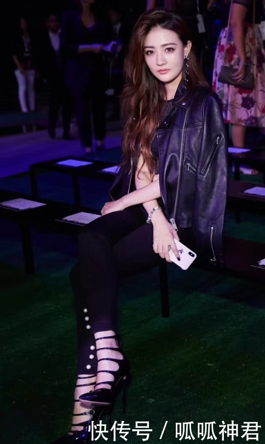 徐璐裙子太简单了,仅由“8片玉兰花”做成,却美得那么高级!!