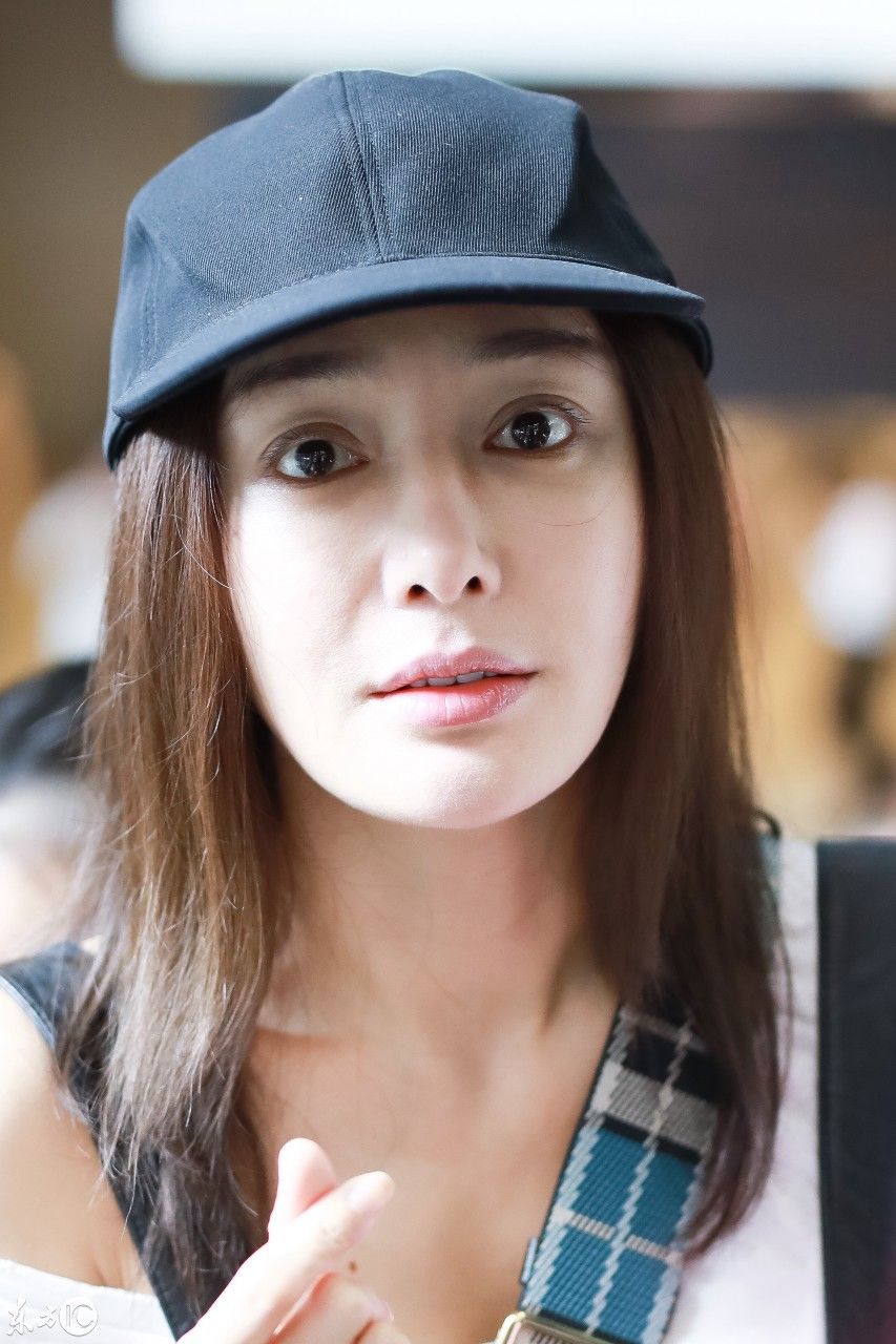 “富察皇后”秦岚素颜现身机场,脸这么大还这么美的也只有她了