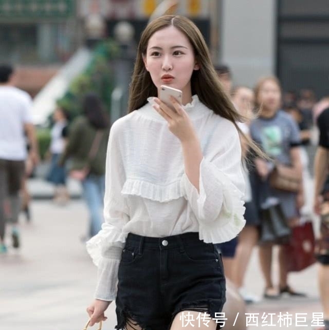  『气质』牛仔裤时髦又减龄呈现女人魅力，能展现出你优雅的时尚品位