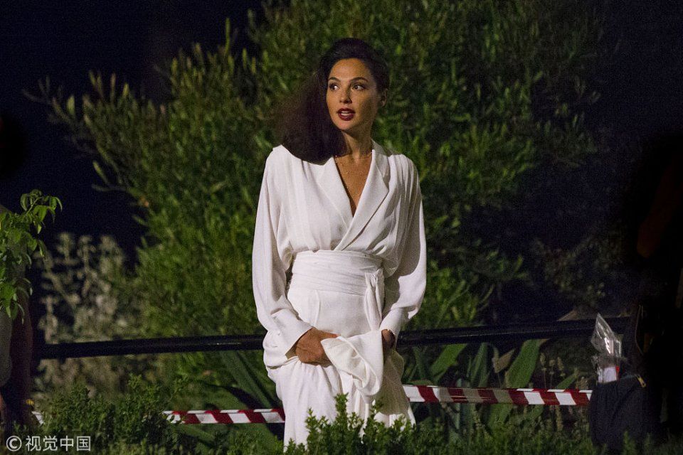 盖尔加朵拍摄《神奇女侠2》化大红唇妆容精致  穿复古白裙似浴袍