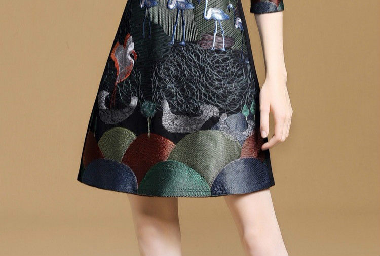 46岁丈母娘，简直太洋气了!穿这样的“秋裙”裸靴，嫩美到飞起