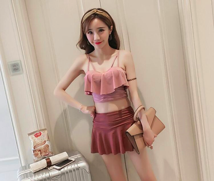 修身有型的泳衣美女，展现十足的女神范