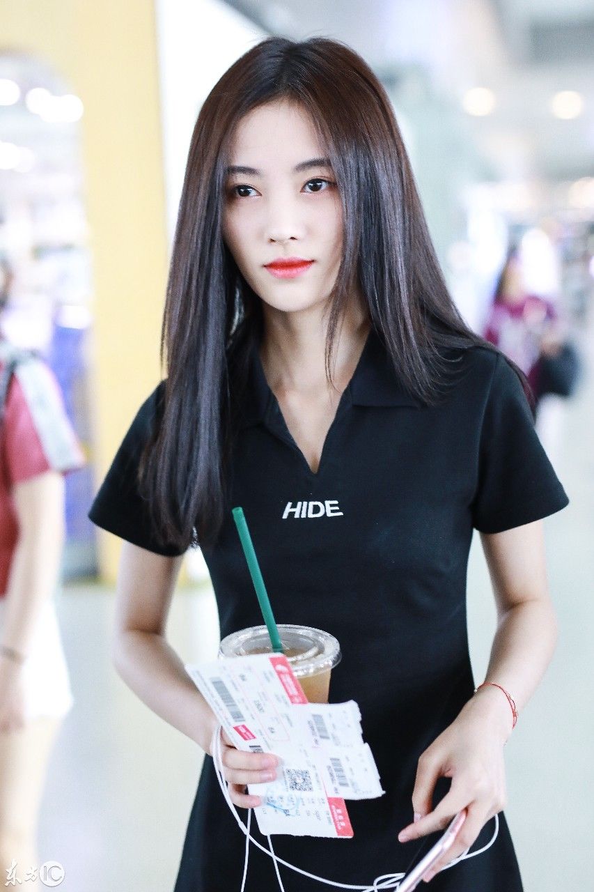 鞠婧祎现身机场，肤色美白抢镜夺目