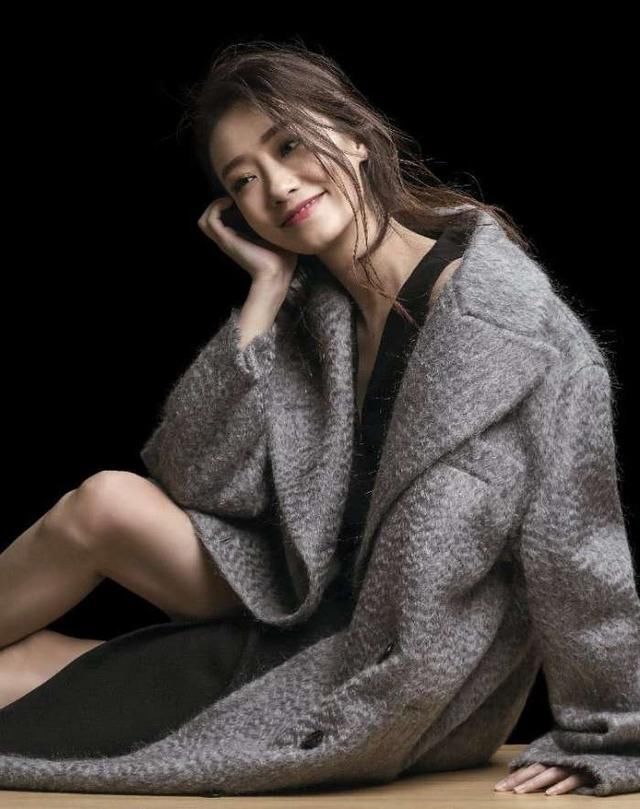 张小斐真会玩,下面开到大腿处,网友:果然是靠腿成名的!