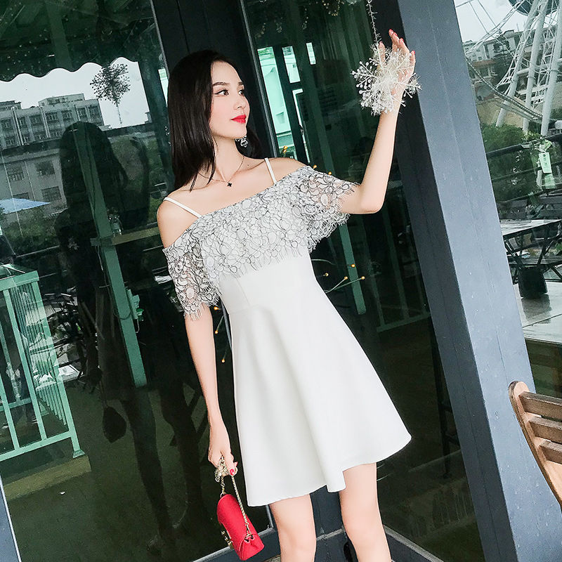 90、00后小姑娘真敢穿，逛街穿件一字肩连衣裙，满满的回头率