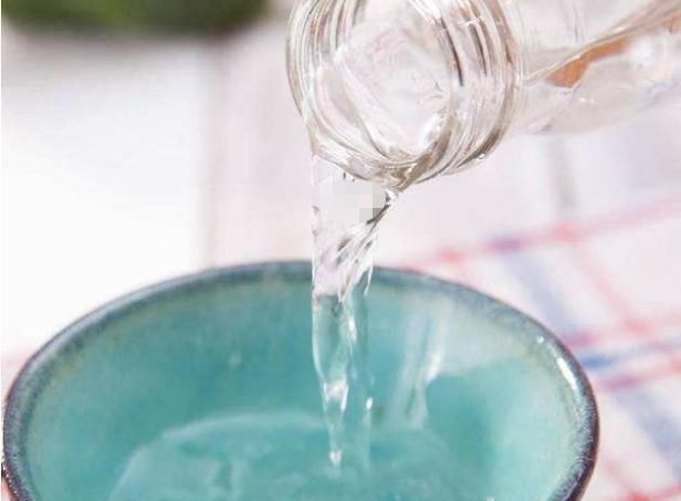 『美容师』白醋洗脸真能美白?美容师:不注意好3件事,没效果还易伤脸!