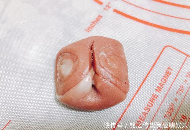  清明@清明时节教你做桃花酥，酥得掉渣一学就会，长辈特喜欢，全家爱吃