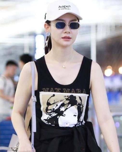 同是机场穿背心，戚薇王珞丹展现不同风格，网友：谁平谁尴尬！