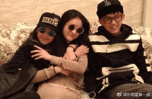 尴尬！张雪迎连衣裙撞衫迪丽热巴，网友：没有胖迪好看！