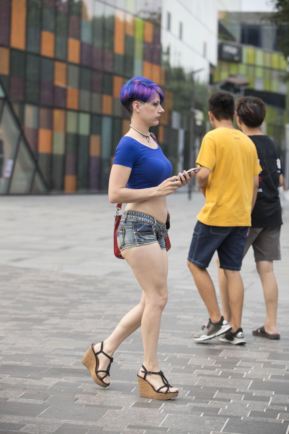 蓝加紫大胆的染色,再穿搭个热裤