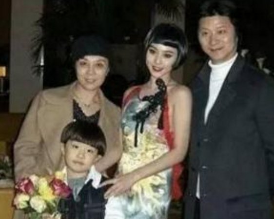 范冰冰全家福曝光,当年的“私生子”谣言不攻自破