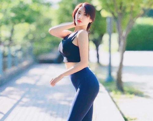 凹凸造型的打底裤美女，秀出一双大长腿，很招人喜欢！