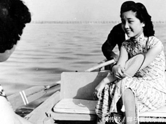  【民国时期】一组老照片：民国时期，刚穿好衣服女子走出屋子