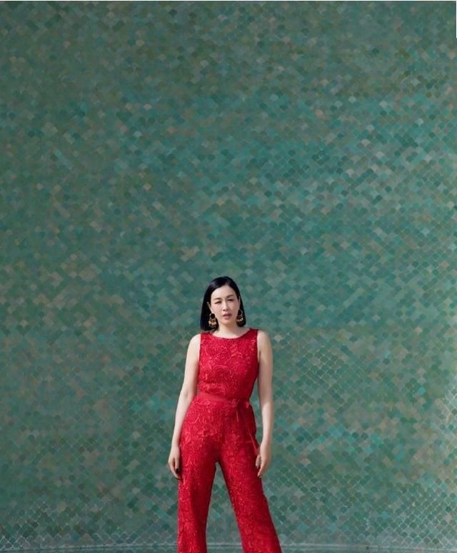  『自信』时尚美女就应该这样穿,吊带连衣裙配高跟鞋,美的楚楚动人!