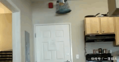 大哥你怎么穿裙子出来了,是你老婆的吗,你那高跟鞋穿着还舒服吧