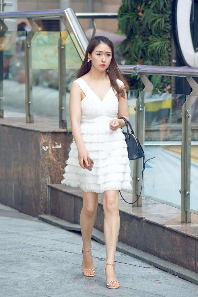 街拍: 紧身衣凸显火爆身材, 微胖的小姐姐你喜欢吗