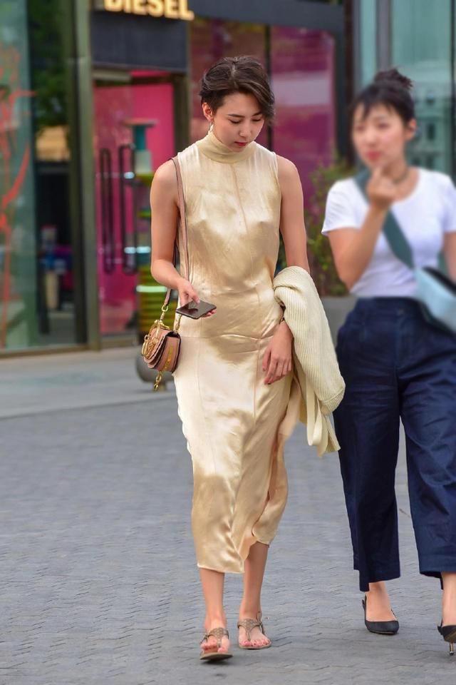 短发美女真空出街，穿一件贴身的金黄色连衣裙，网友：只看两点！