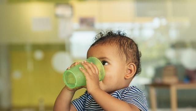 喂水:宝宝有这4个表现时,可能是因为身体缺水,宝妈该喂水了