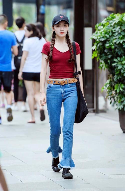 街拍美女：日常休闲穿搭法，这样穿不但休闲，还很有回头率