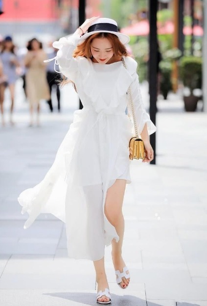 美女■街拍：气质靓丽的时尚美女，白底的印花连衣裙很显气质，时尚大方