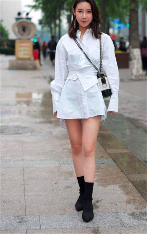  『披肩』街拍：长发披肩的小美女，穿黑色修身裙，笑容甜美可爱