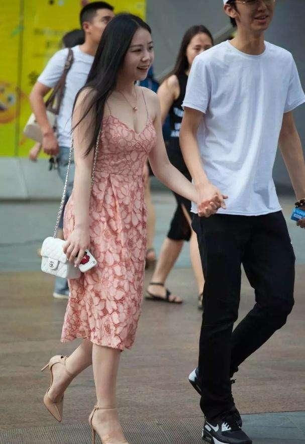 有一种女朋友叫别人家的女朋友,颜值俊俏身材丰满,羡慕啊!